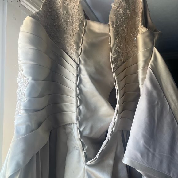 Ivory wedding dress. - Picture 7 of 8